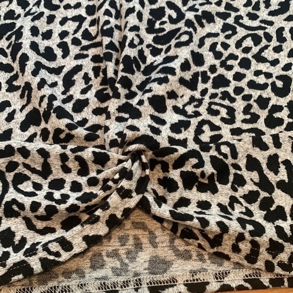 SHE + Sky Cropped Long Sleeve V-Neck Leopard Print Top Black & Gray Women’s L - Picture 6 of 13